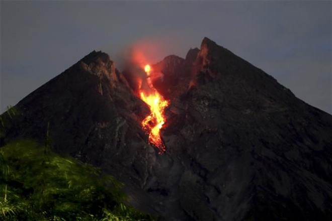 Núi lửa Merapi tại Indonesia phun tro bụi cao 6.000 mét ảnh 1