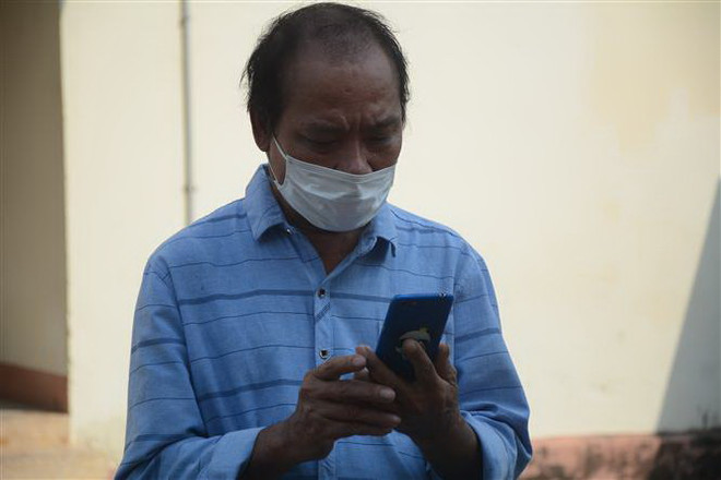 Cảm động tình cảnh người con phải chịu tang cha tại khu cách ly ảnh 1