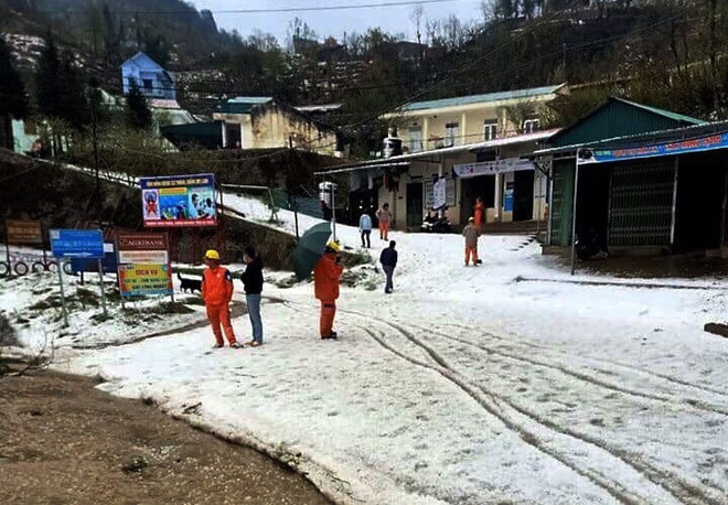 Hình ảnh mưa đá phủ trắng như tuyết gây thiệt hại lớn tại Lai Châu ảnh 1