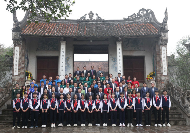 Chủ tịch nước Võ Văn Thưởng và các đại biểu tại Di tích Quốc gia Đặc biệt Cổ Loa. (Ảnh: Thống Nhất/TTXVN) ttxvn_co_loa_2.jpg