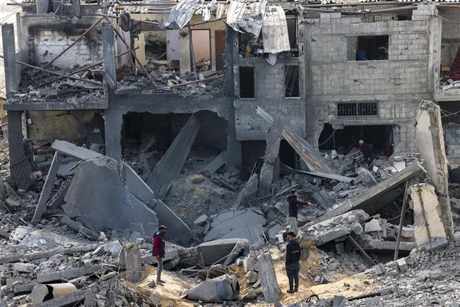 Một tòa nhà bị phá hủy sau cuộc không kích của Israel xuống thành phố Rafah, Dải Gaza ngày 12/2/2024. (Ảnh: AFP/TTXVN) ttxvn_rafah_22.jpg