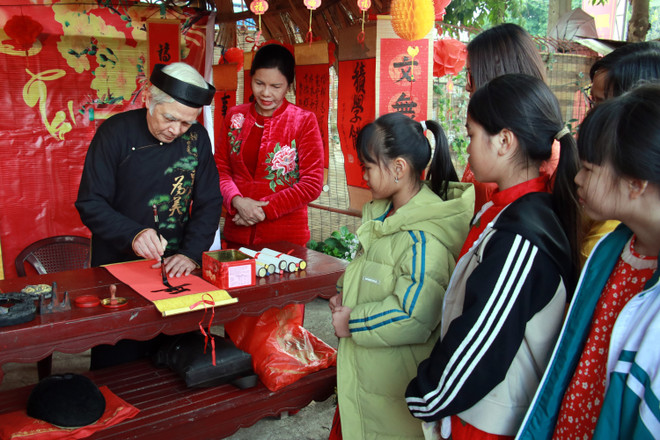 Học sinh xin chữ thư pháp tại đền Đồng Phù, xã Nam Mỹ (Nam Trực, Nam Định). (Ảnh: Nguyễn Lành/TTXVN) ttxvn_xin_chu_4.jpg