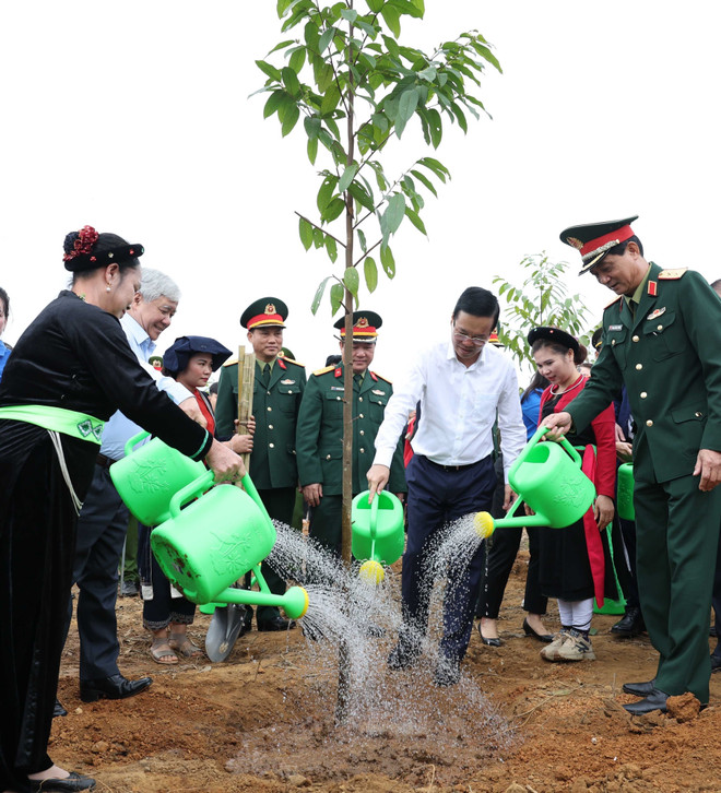 Chủ tịch nước Võ Văn Thưởng và các đại biểu tham gia trồng cây tại Lễ phát động Tết trồng cây “Đời đời nhớ ơn Bác Hồ” Xuân Giáp Thìn 2024. (Ảnh: Thống Nhất/TTXVN) ttxvn_chu_tich_nuoc_5.jpg