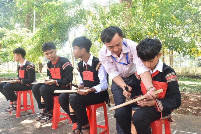 Thầy giáo Nguyễn Phùng Quang Hiếu, Tổng phụ trách Đội văn nghệ Trường Phổ thông Dân tộc Nội trú Trung học Cơ sở Cư M’gar (Đắk Lắk) thường xuyên hướng dẫn học sinh về nhạc cụ truyền thống dân tộc. (Ảnh: Nguyên Dung/TTXVN) ttxvn_dan_toc.jpg