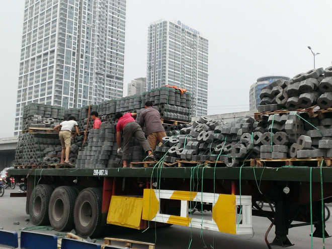 Hà Nội: Vào cua gấp, xe container làm đổ hàng tấn vật liệu ra đường ảnh 3