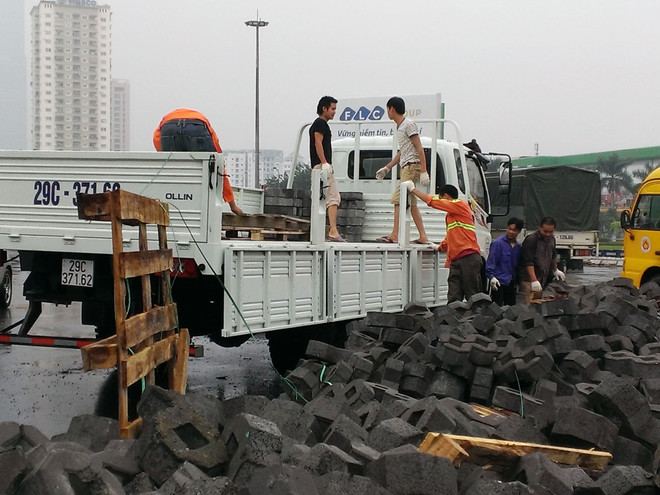 Hà Nội: Vào cua gấp, xe container làm đổ hàng tấn vật liệu ra đường ảnh 5