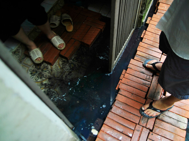 Hà Nội: Khu dân cư hơn một năm ngập chìm trong nước cống ảnh 6