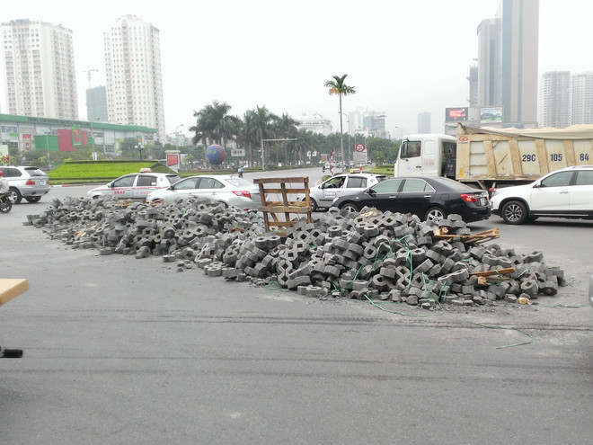 Hà Nội: Vào cua gấp, xe container làm đổ hàng tấn vật liệu ra đường ảnh 2