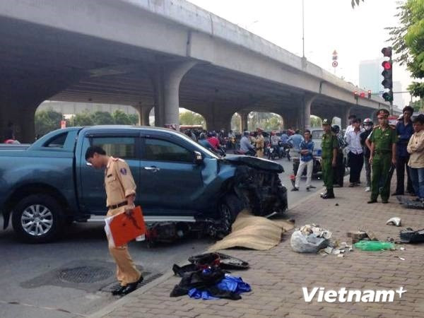 Hiện trường vụ tai nạn chiều 15/10 khiến một phụ nữ tử vong (Ảnh: Sơn Bách/Vietnam+) Khởi tố tài xế gây tai nạn liên hoàn trên đường Phạm Hùng ảnh 1