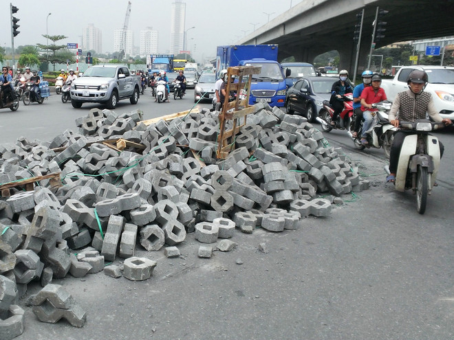 Hà Nội: Vào cua gấp, xe container làm đổ hàng tấn vật liệu ra đường ảnh 1