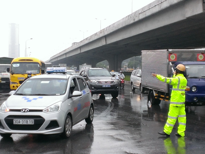 Hà Nội: Vào cua gấp, xe container làm đổ hàng tấn vật liệu ra đường ảnh 4