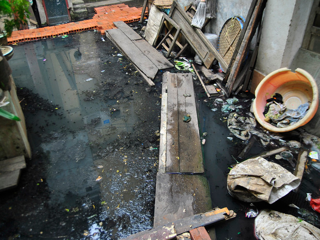 Hà Nội: Khu dân cư hơn một năm ngập chìm trong nước cống ảnh 11