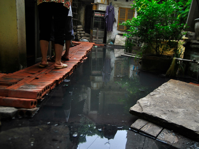 Hà Nội: Khu dân cư hơn một năm ngập chìm trong nước cống ảnh 5