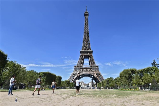 Pháp sơ tán du khách khỏi Tháp Eiffel do cảnh báo an ninh ảnh 1