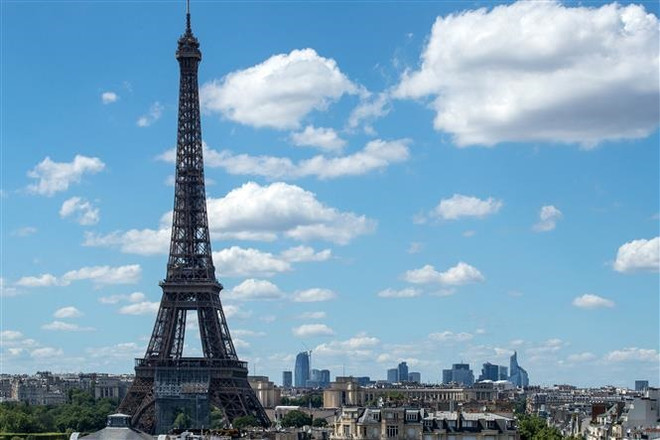 Pháp mở cuộc điều tra vụ đe dọa đánh bom tại Tháp Eiffel ảnh 1