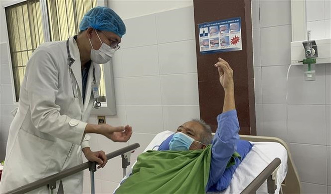 Cứu sống bệnh nhân bị nhồi máu cơ tim và nhồi máu não hiếm gặp ảnh 1