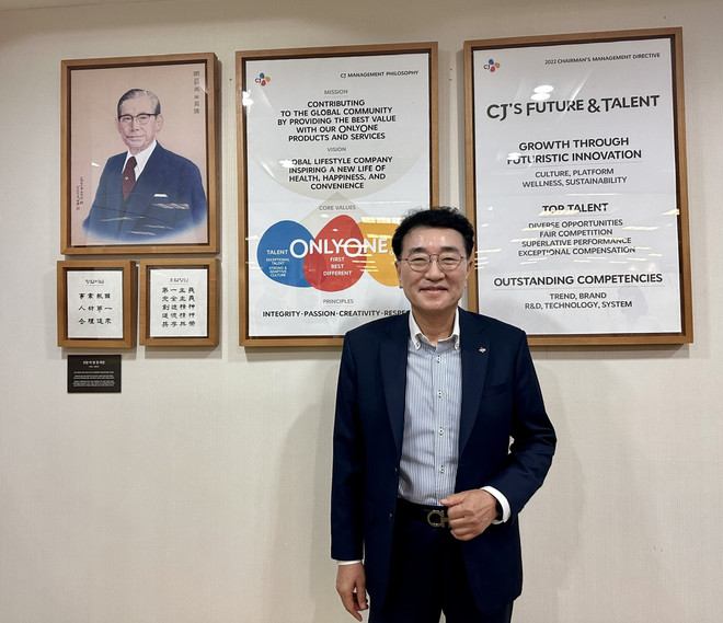 Ông Chang Bok Sang, Chủ tịch kiêm Tổng Giám đốc Tập đoàn CJ Việt Nam. Đằng sau Chủ tịch Chang Bok Sang là khung ảnh của Ngài cố Chủ tịch Lee Byeong Cheol và Triết lý kinh doanh của Tập đoàn CJ. (Nguồn: Nguyễn Diệp/TTXVN)) Quỹ Văn hóa CJ hỗ trợ sản xuất các bộ phim ngắn Việt Nam ảnh 4
