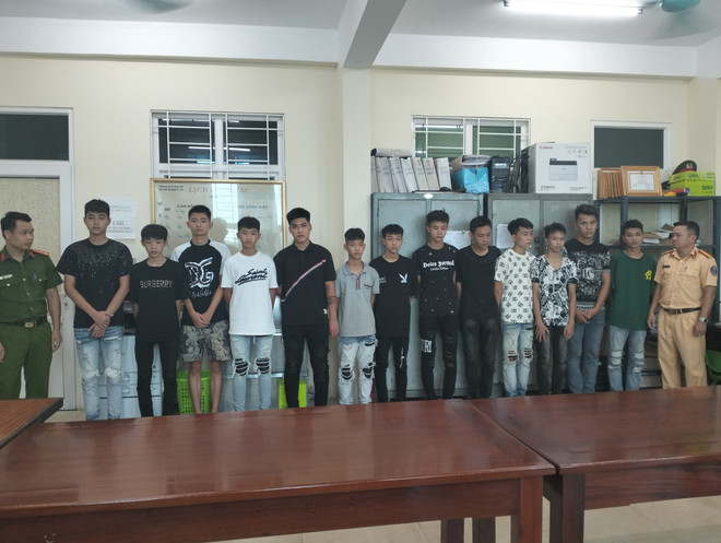 Hàng chục thanh, thiếu niên dùng phóng lợn hỗn chiến trên đường phố ảnh 1