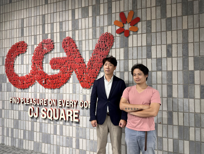 Đạo diễn phim trẻ người Việt Nam Lê Lâm Viên (phải) chụp ảnh cùng ông Ko Jae Soo (trái) - Giám đốc CJ CGV Việt Nam. (Ảnh: Nguyễn Diệp/TTXVN) Quỹ Văn hóa CJ hỗ trợ sản xuất các bộ phim ngắn Việt Nam ảnh 1