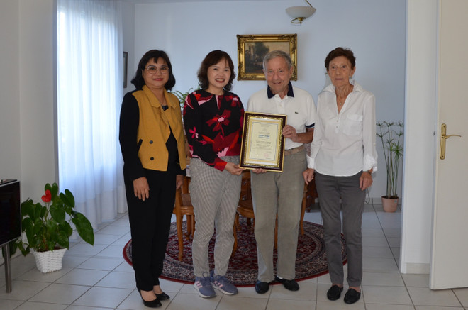 Người bạn Pháp hiến tặng sách quý cho Bảo tàng Báo chí Việt Nam ảnh 1