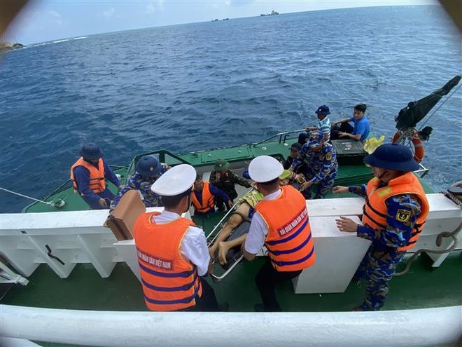 Kịp thời đưa ngư dân gặp nạn trên biển về Trường Sa điều trị ảnh 1