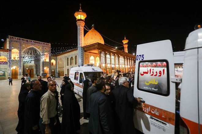 Xe cứu thương chuyển các nạn nhân vụ tấn công tại Đền thờ Shah Cheragh ở Shiraz, tỉnh Fars, Iran, ngày 13/8/2023. (Ảnh: AFP/TTXVN) Iran bắt giữ thêm 8 đối tượng liên quan vụ tấn công đền thờ Hồi giáo ảnh 1