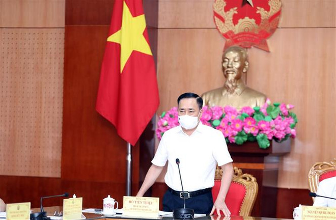 Chủ tịch Ủy ban Nhân dân tỉnh Lạng Sơn Hồ Tiến Thiệu phát biểu chỉ đạo cuộc họp. (Ảnh: Anh Tuấn/TTXVN) Lạng Sơn phát hiện ca dương tính với SARS-CoV-2 sau 50 ngày ảnh 1