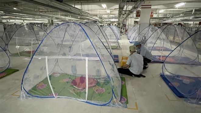 Một góc nghỉ ngơi sau giờ làm tại Công ty Trách nhiệm hữu hạn Điện tử Foster (Việt Nam) chuyên sản xuất linh kiện điện tử có vốn đầu tư nước ngoài đóng nhà máy tại đường số 5, khu công nghiệp Việt Nam-Singapore II (phường Hòa Phú, thành phố Thủ Dầu Một, Bình Dương) thực hiện 3 tại chỗ cho 700 người lao động. (Ảnh: TTXVN phát) Dịch COVID-19: Linh hoạt hơn phương án duy trì sản xuất '3 tại chỗ' ảnh 2