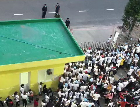 Các công nhân xô đổ rào chắn bỏ chạy đã quay lại xét nghiệm COVID-19 ảnh 1