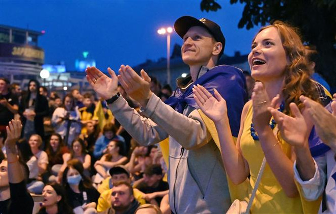 Niềm tin chiến thắng của các cổ động viên Ukraine trước trận gặp Anh ảnh 1