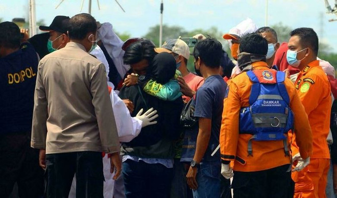 Mưa bão đánh chìm 14 tàu, thuyền ở Indonesia, nhiều người thiệt mạng ảnh 1