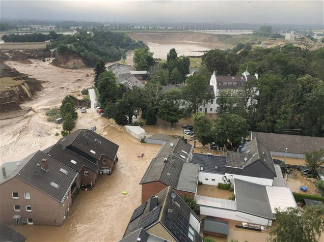 Cảnh ngập lụt do mưa lũ tại Cologne, Đức ngày 16/7/2021. (Nguồn: AFP/TTXVN) Hơn 100 người đã thiệt mạng do mưa lũ kinh hoàng tại Đức và Bỉ ảnh 1