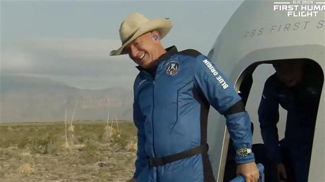 Tỷ phú người Mỹ Jeff Bezos sau khi tàu vũ trụ New Shepard hạ cánh an toàn trên sa mạc Texas ngày 20/7/2021. (Ảnh: AFP/TTXVN) Sôi động cuộc đua thám hiểm vũ trụ của các tỷ phú thế giới ảnh 2