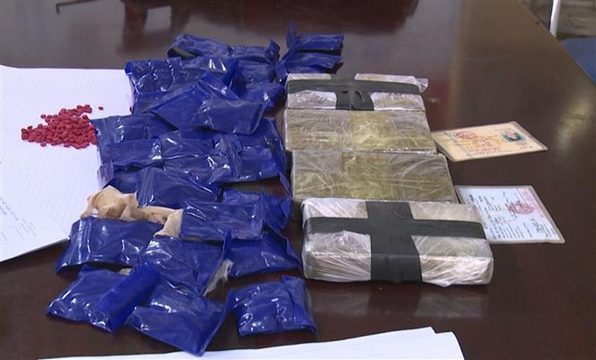 Bắt đối tượng mua bán 4 bánh heroin và 6.000 viên ma túy tổng hợp ảnh 1