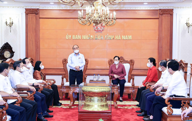Chủ tịch nước Nguyễn Xuân Phúc làm việc với lãnh đạo chủ chốt tỉnh Hà Nam. (Ảnh: Thống Nhất/TTXVN) Hà Nam cần quyết tâm hơn nữa trong công tác phòng, chống COVID-19 ảnh 2