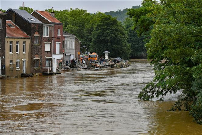Cảnh ngập lụt do mưa lũ tại Liege, Bỉ ngày 16/7/2021. (Ảnh: AFP/TTXVN) Hơn 100 người đã thiệt mạng do mưa lũ kinh hoàng tại Đức và Bỉ ảnh 2