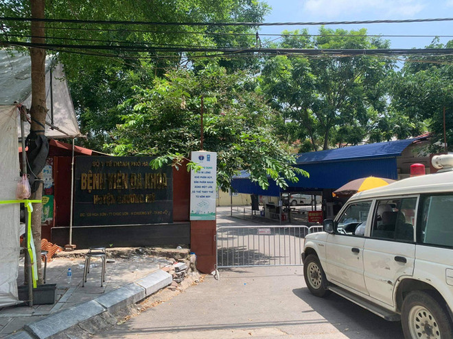 Lực lượng chức năng lập hàng rào phong tỏa Bệnh viện đa khoa huyện Chương Mỹ. (Nguồn: nld.com.vn) Hà Nội: Phong tỏa tạm thời Bệnh viện đa khoa huyện Chương Mỹ ảnh 1