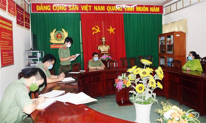 Phòng An ninh chính trị nội bộ, Công an tỉnh Vĩnh Long công bố quyết định xử phạt. (Ảnh: TTXVN phát) Vĩnh Long xử phạt người đăng tin sai sự thật về công tác chống dịch ảnh 1