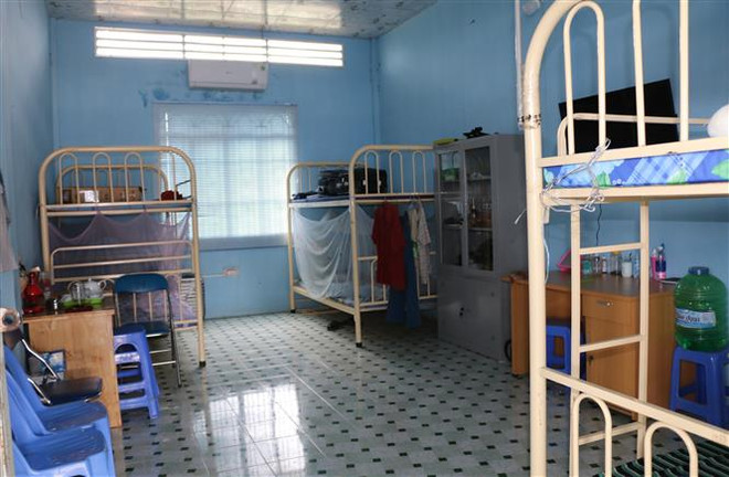 Bên trong một phòng lưu trú đảm bảo về điều kiện giãn cách tại nhà máy sản xuất gạch men trên địa bàn huyện Tam Nông, Đồng Tháp. (Ảnh: Chương Đài/TTXVN) Chỉ nên thực hiện '3 tại chỗ' ở nơi dịch bệnh vẫn kiểm soát được ảnh 1