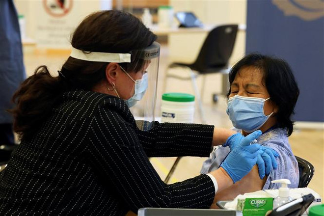 Tiêm chủng vaccine ngừa COVID-19 tại Toronto, Canada. (Ảnh: AFP/TTXVN) Hơn 4,1 triệu người trên thế giới đã tử vong vì dịch COVID-19 ảnh 3