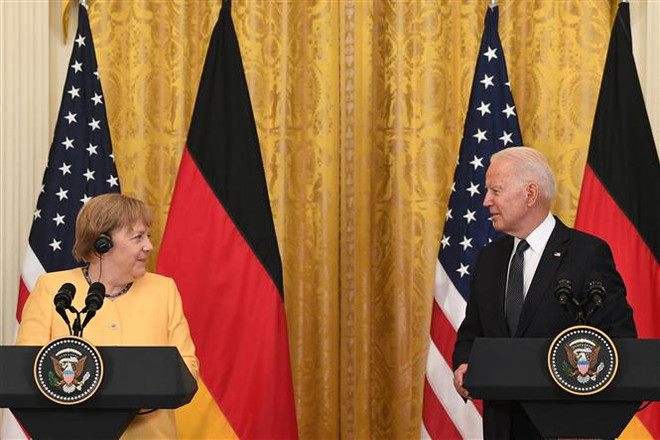 Tổng thống Mỹ Joe Biden (phải) và Thủ tướng Angela Merkel trong cuộc họp báo sau hội đàm tại Nhà Trắng ngày 15/7/2021. (Nguồn: AFP/TTXVN) Thời kỳ mới cho quan hệ 'đối tác tự nhiên' giữa Đức và Mỹ ảnh 1