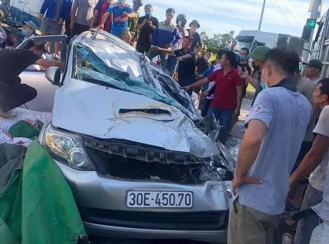 Tai nạn liên hoàn 3 xe ôtô đâm nhau khiến 2 người bị thương ảnh 1