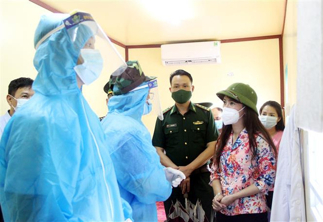 Đoàn công tác kiểm tra các chốt phòng chống dịch COVID-19 tại Cửa khẩu Quốc tế Hữu Nghị. (Ảnh: Thái Thuần/TTXVN) Lạng Sơn phát hiện ca dương tính với SARS-CoV-2 sau 50 ngày ảnh 2