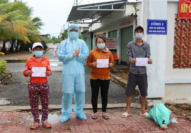 Bác sỹ Bệnh viện Phổi tỉnh Hậu Giang trao giấy xuất viện cho các bệnh nhân. (Ảnh: Hồng Thái/TTXVN) Phát hiện thêm ca mắc mới COVID-19, các địa phương quyết liệt truy vết ảnh 1