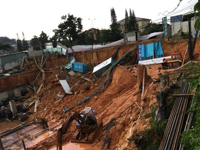 Mưa lớn gây sạt lở công trình xây dựng showroom ôtô ở Đà Lạt ảnh 1