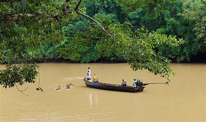 Đi xe máy lên giữa cầu, người phụ nữ bất ngờ nhảy xuống sông tự tử ảnh 1