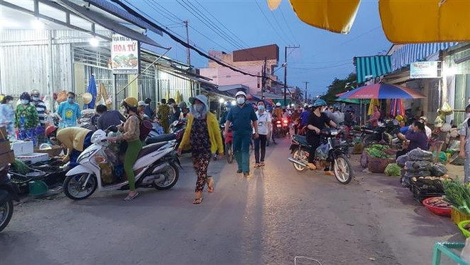 Người dân đổ xô về các điểm bán lương thực, thực phẩm để mua các mặt hàng nhu yếu phẩm khi Bạc Liêu thực hiện giãn cách xã hội trên phạm vi toàn tỉnh. (Ảnh: Nhật Bình/TTXVN) Bạc Liêu chỉ đạo quyết liệt trước giờ giãn cách xã hội theo Chỉ thị 16 ảnh 1