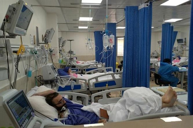Điều trị cho bệnh nhân nhiễm COVID-19 tại Tehran, Iran. (Ảnh: IRNA/TTXVN) Hơn 4,1 triệu người trên thế giới đã tử vong vì dịch COVID-19 ảnh 2