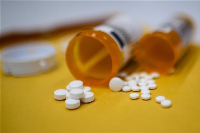 Thuốc giảm đau opioid trong một đơn thuốc tại Washington DC., ngày 18/9/2019. (Ảnh: AFP/TTXVN) Bốn 'ông lớn dược phẩm' Mỹ chi 26 tỷ USD để dàn xếp vụ kiện về opioid ảnh 1