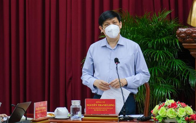 Ngày 31/7/2021, đoàn công tác của Bộ Y tế do Bộ trưởng Nguyễn Thanh Long làm trưởng đoàn đến làm việc với Thành ủy, Ủy ban Nhân dân thành phố Cần Thơ về công tác phòng, chống dịch COVID-19 trên địa bàn thành phố. (Ảnh: TTXVN phát) 'Muốn giảm lây nhiễm thì phải vừa giãn cách, vừa xét nghiệm nhanh' ảnh 1